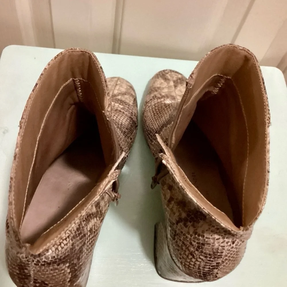 Chinese Laundry Women’s Size 9 Block Heel Snake Skin Daria Ankle Booties EUC